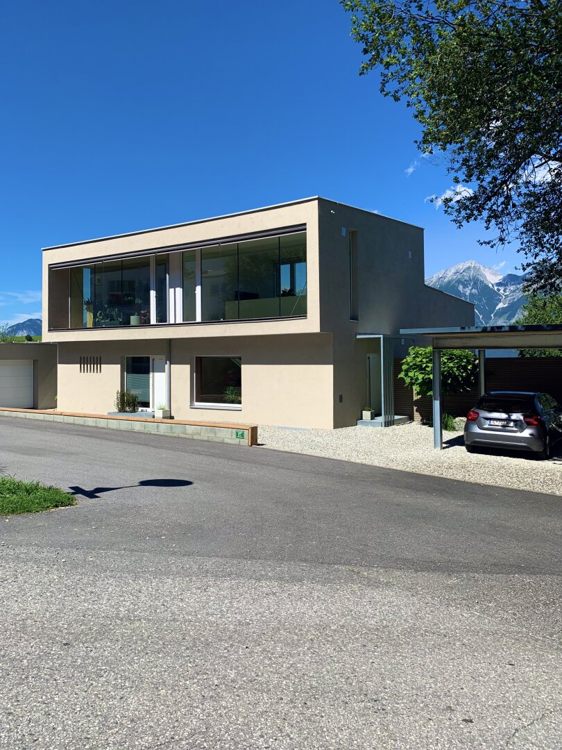 Architektonische Doppelhaushälfte in Rinn – Panoramablick auf die Nordkette