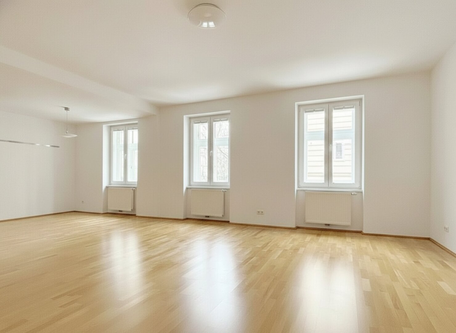 GROSSZÜGIGER ALTBAU BEIM SERVITENVIERTEL!