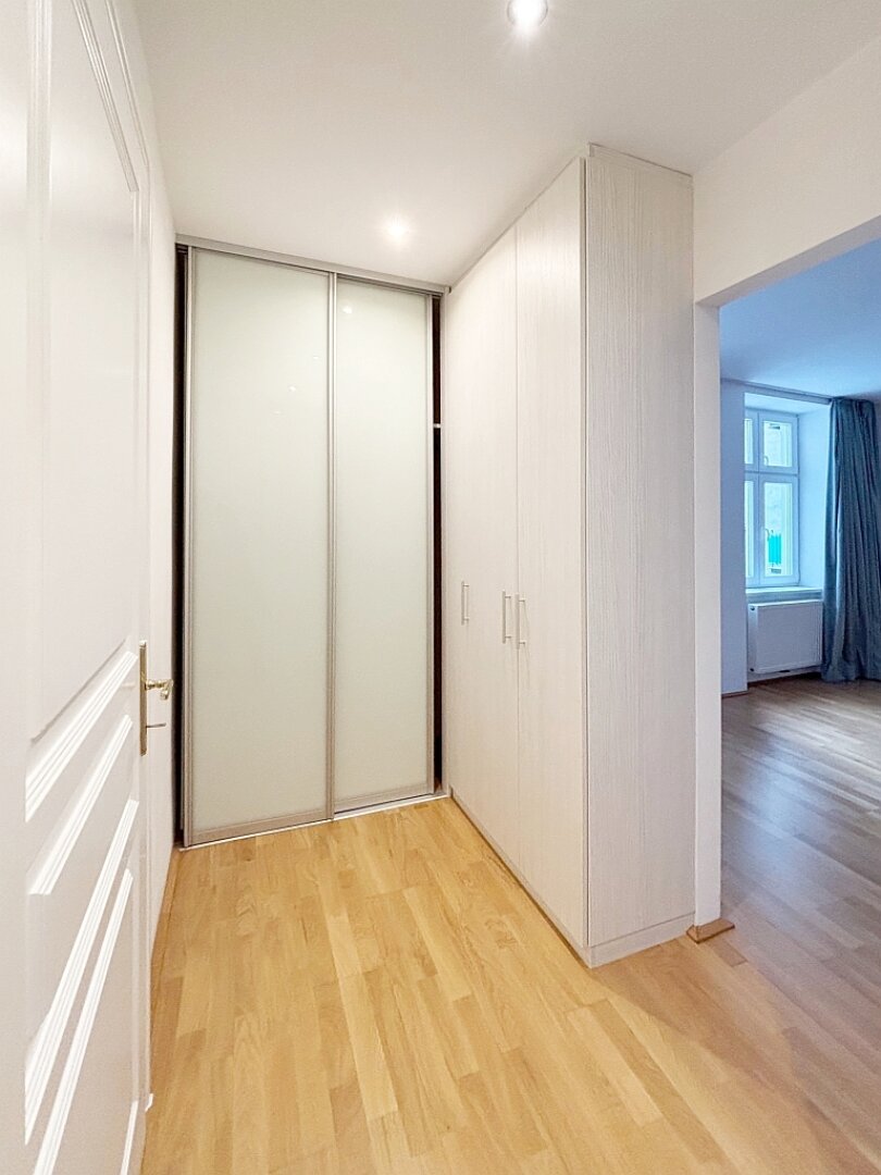 GROSSZÜGIGER ALTBAU BEIM SERVITENVIERTEL!