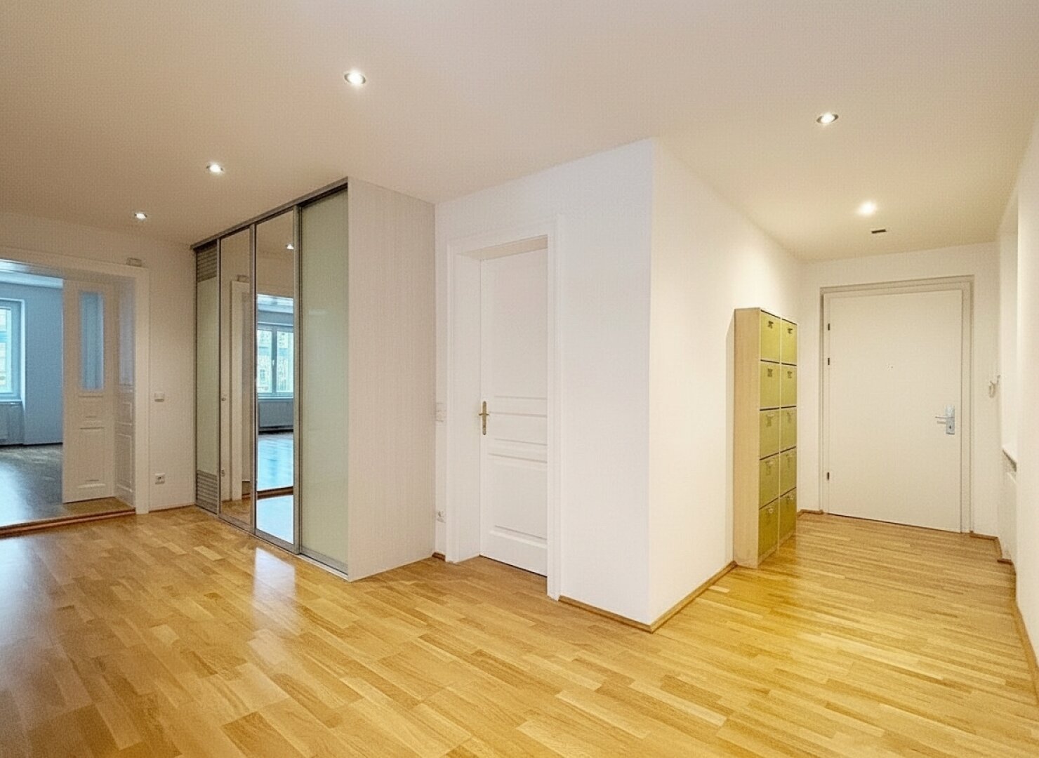 GROSSZÜGIGER ALTBAU BEIM SERVITENVIERTEL!
