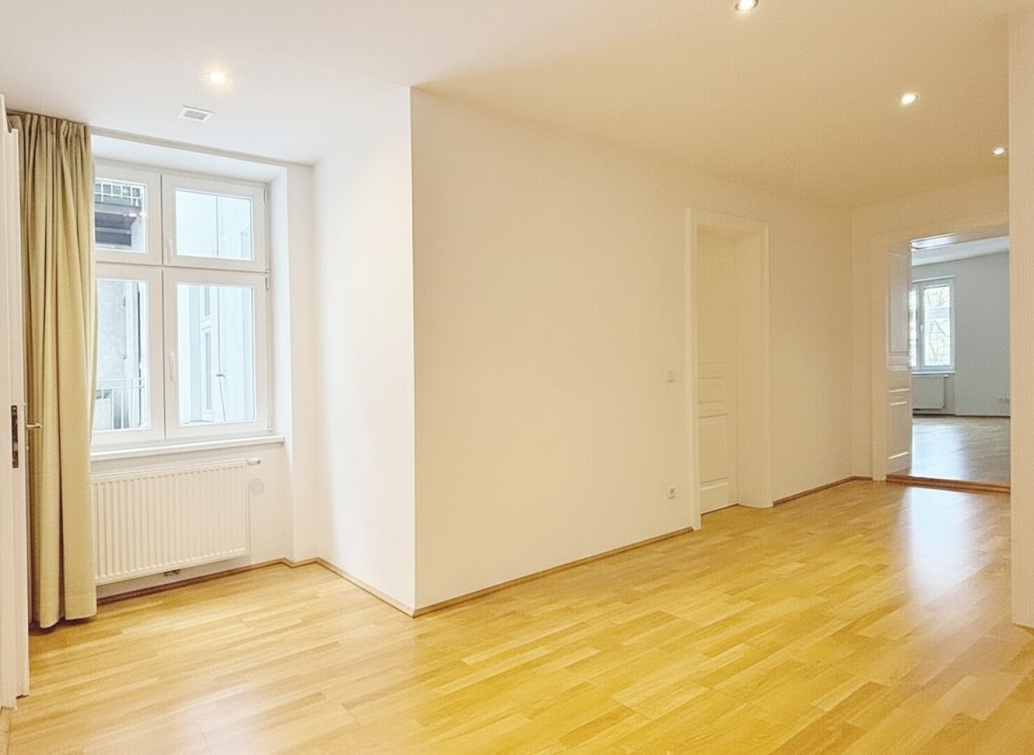 GROSSZÜGIGER ALTBAU BEIM SERVITENVIERTEL!