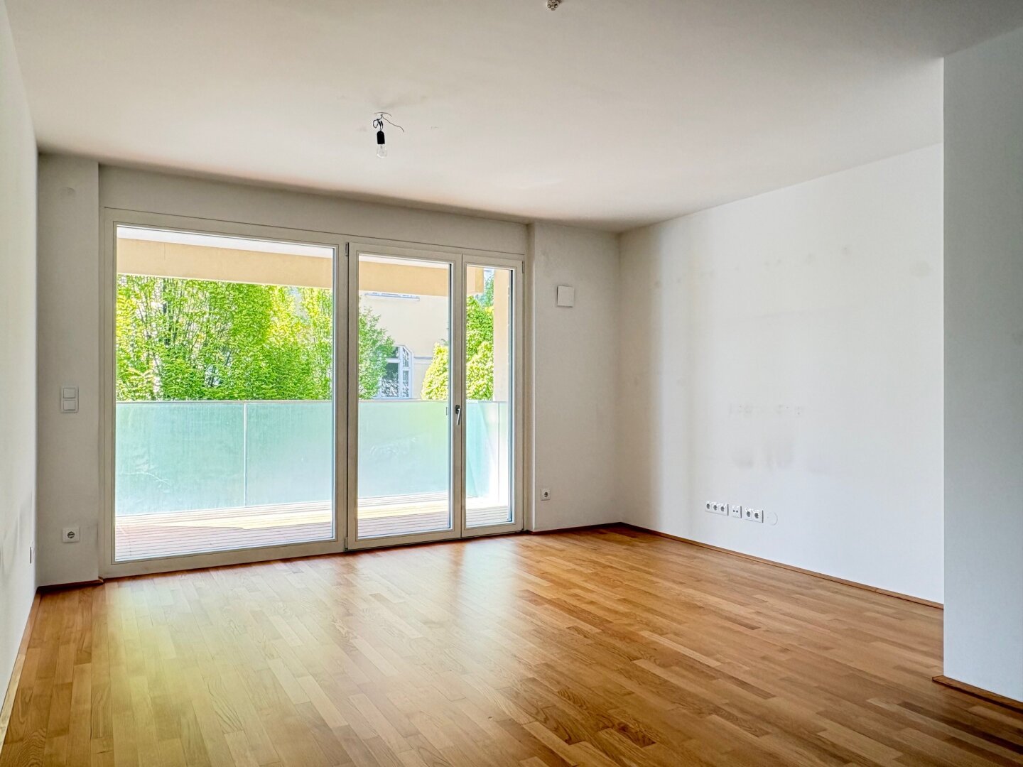 WUNDERSCHÖNE NEUBAUWOHNUNG MIT GROSSEM BALKON UND GARAGE