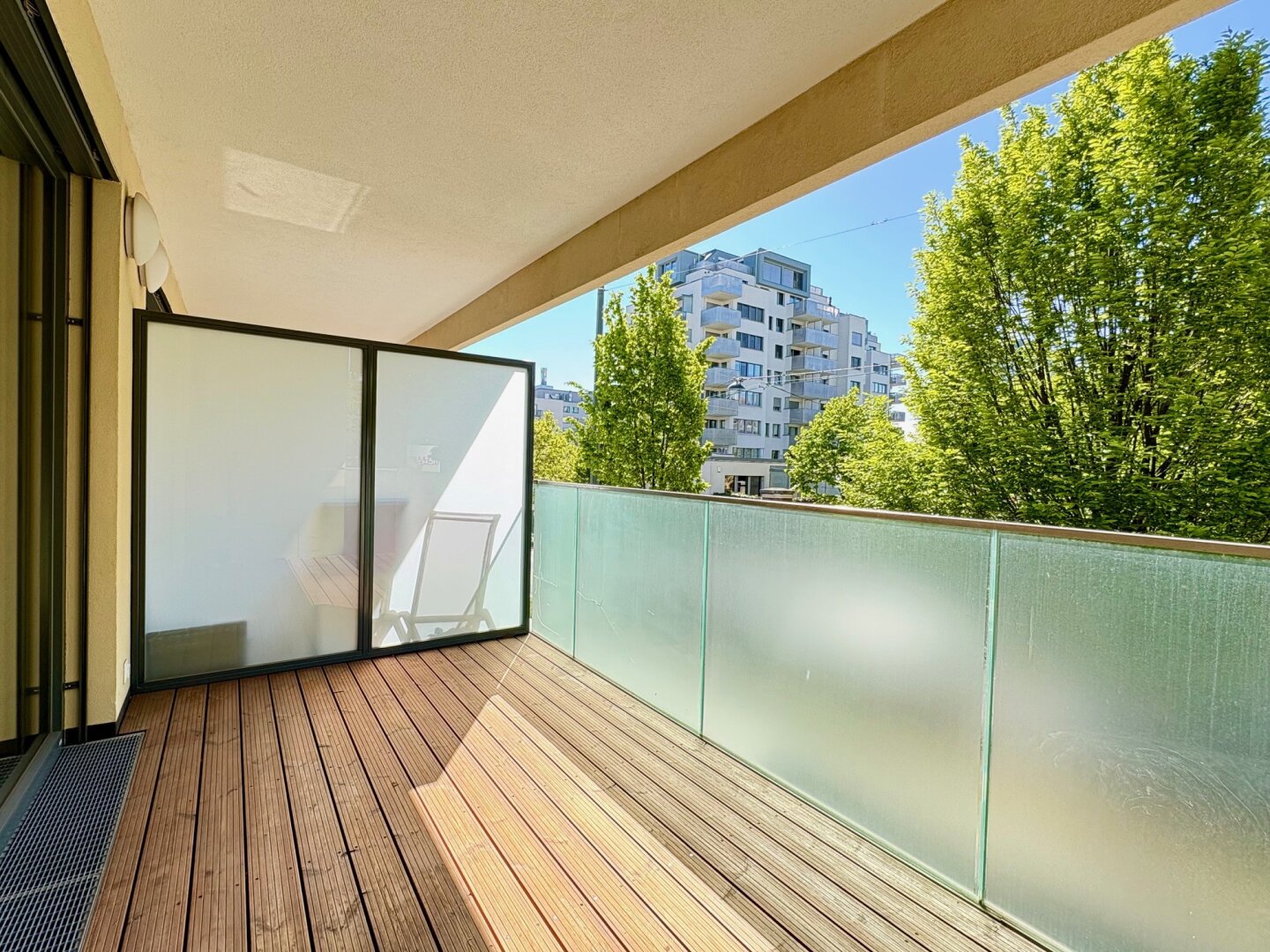 WUNDERSCHÖNE NEUBAUWOHNUNG MIT GROSSEM BALKON UND GARAGE