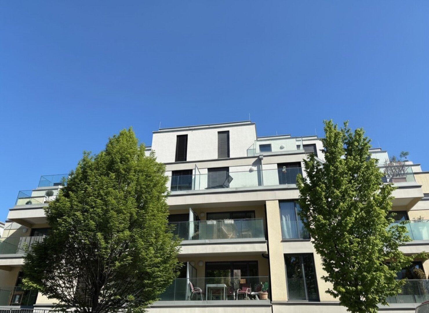 WUNDERSCHÖNE NEUBAUWOHNUNG MIT GROSSEM BALKON UND GARAGE