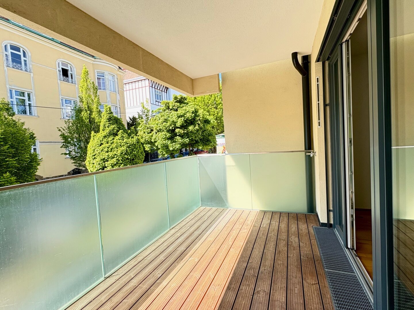 WUNDERSCHÖNE NEUBAUWOHNUNG MIT GROSSEM BALKON UND GARAGE