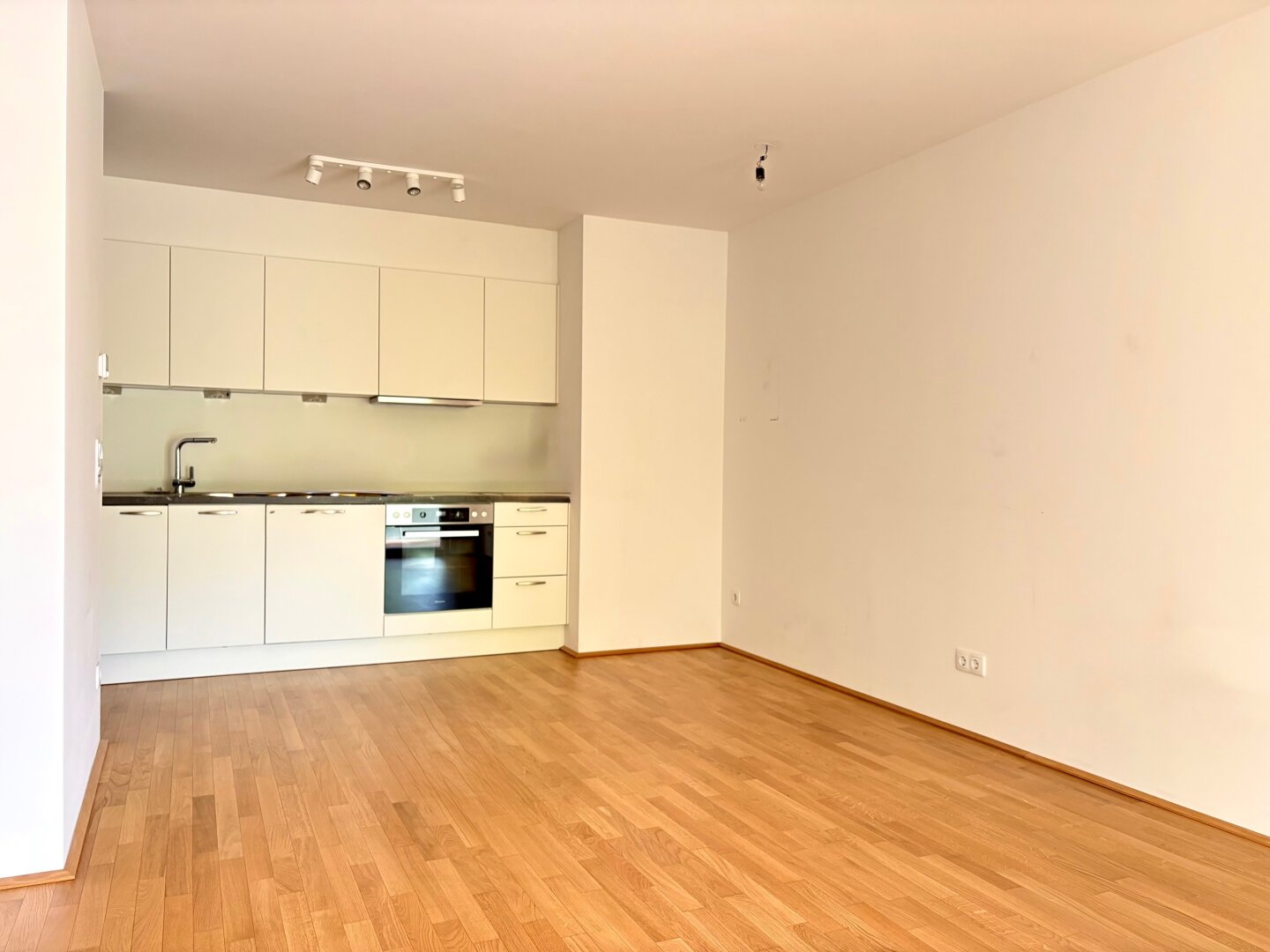 WUNDERSCHÖNE NEUBAUWOHNUNG MIT GROSSEM BALKON UND GARAGE