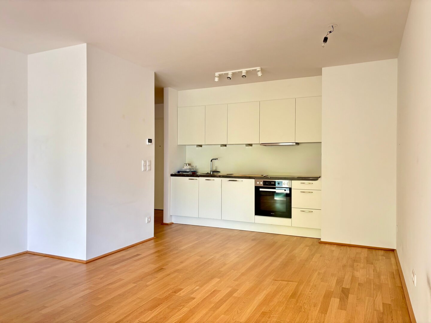 WUNDERSCHÖNE NEUBAUWOHNUNG MIT GROSSEM BALKON UND GARAGE