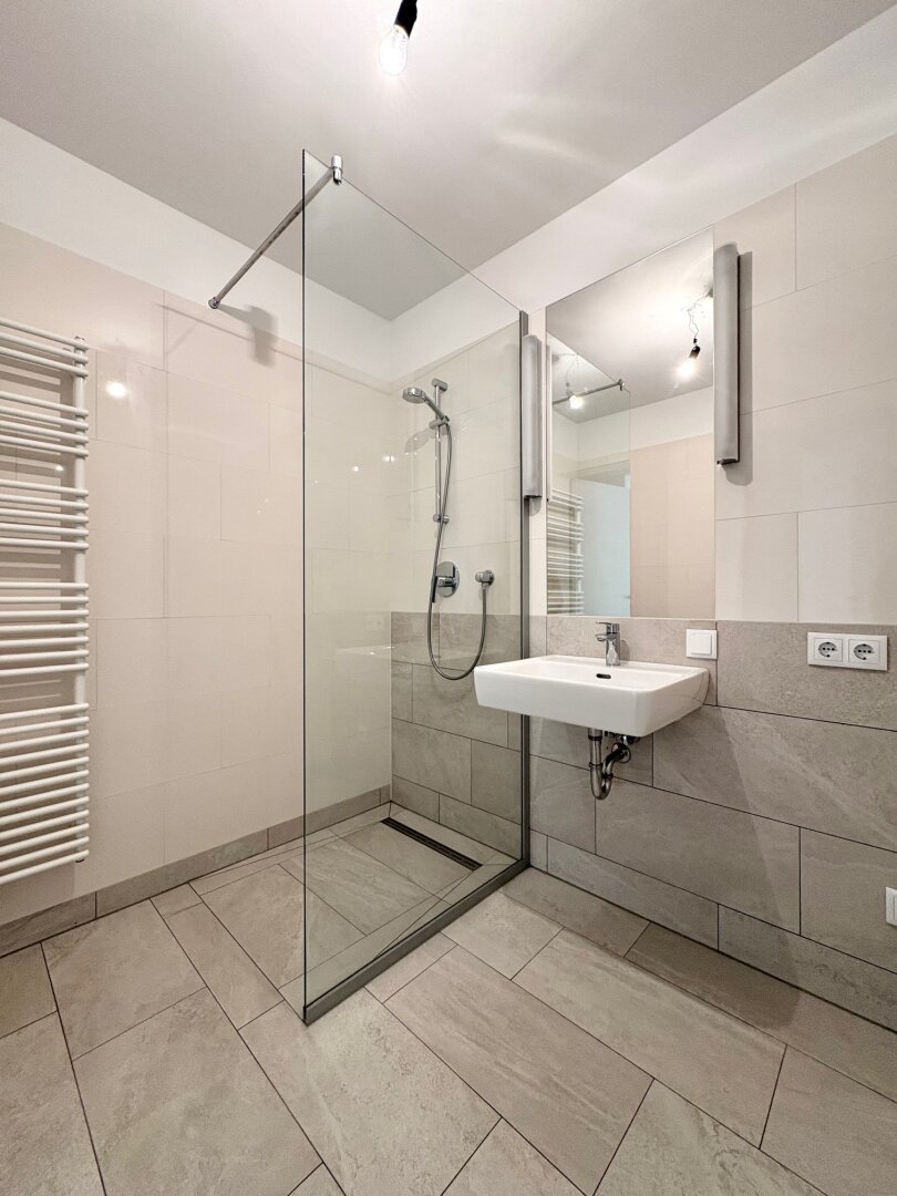 WUNDERSCHÖNE NEUBAUWOHNUNG MIT GROSSEM BALKON UND GARAGE