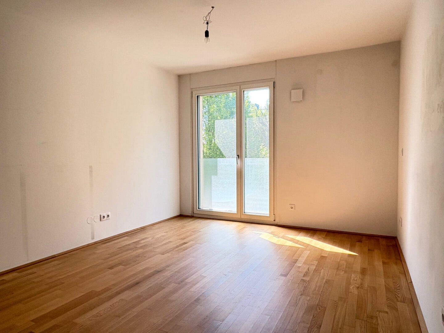 WUNDERSCHÖNE NEUBAUWOHNUNG MIT GROSSEM BALKON UND GARAGE