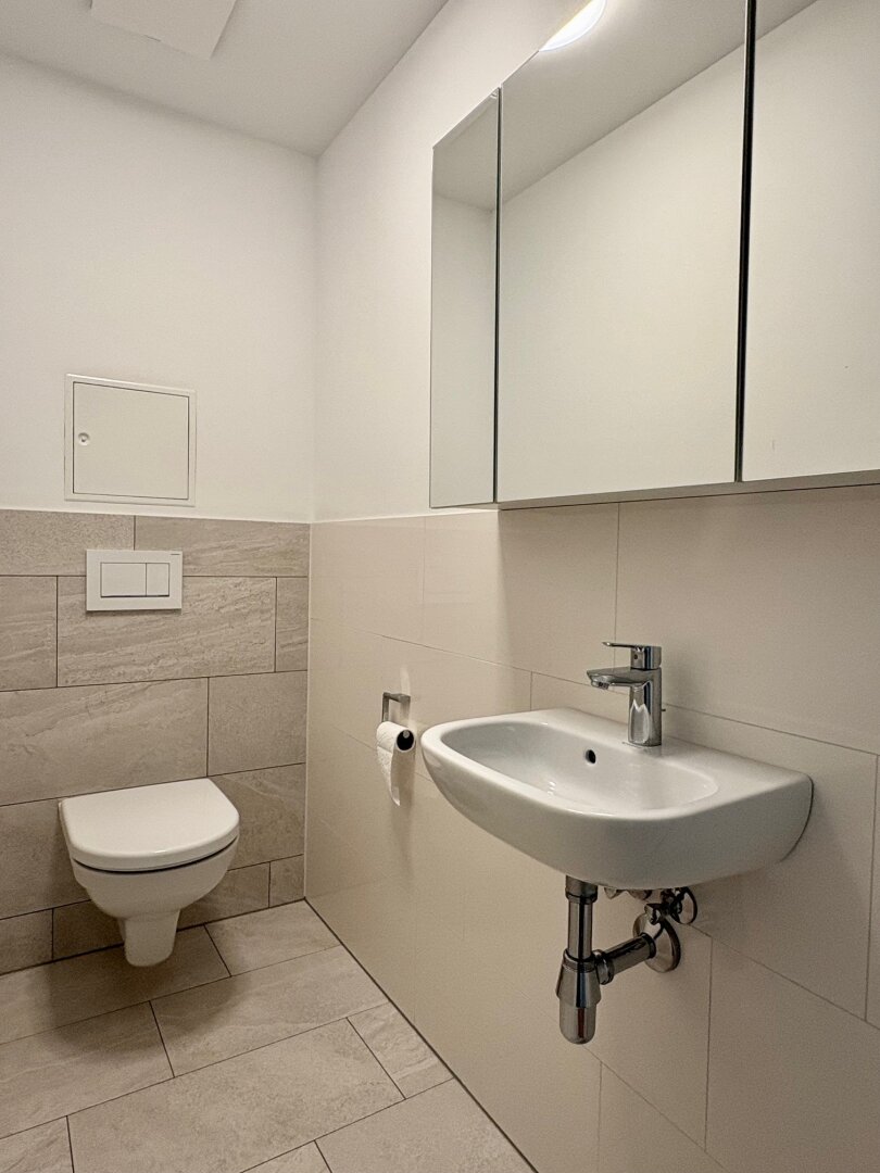 WUNDERSCHÖNE NEUBAUWOHNUNG MIT GROSSEM BALKON UND GARAGE