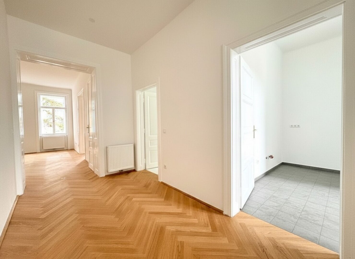 WUNDERSCHÖN SANIERTE 3 ZIMMER MIT HOFSEITIGEM SCHLAFZIMMER