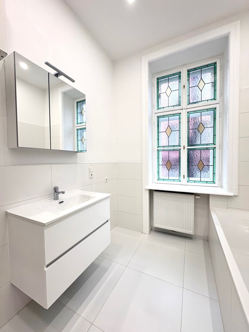 WUNDERSCHÖN SANIERTE 3 ZIMMER MIT HOFSEITIGEM SCHLAFZIMMER