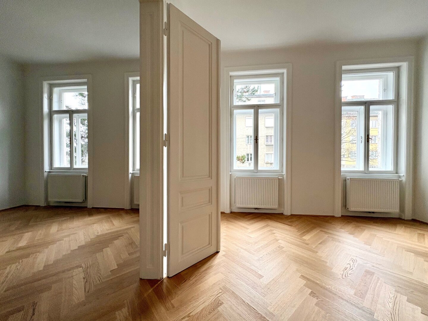 WUNDERSCHÖN SANIERTE 3 ZIMMER MIT HOFSEITIGEM SCHLAFZIMMER
