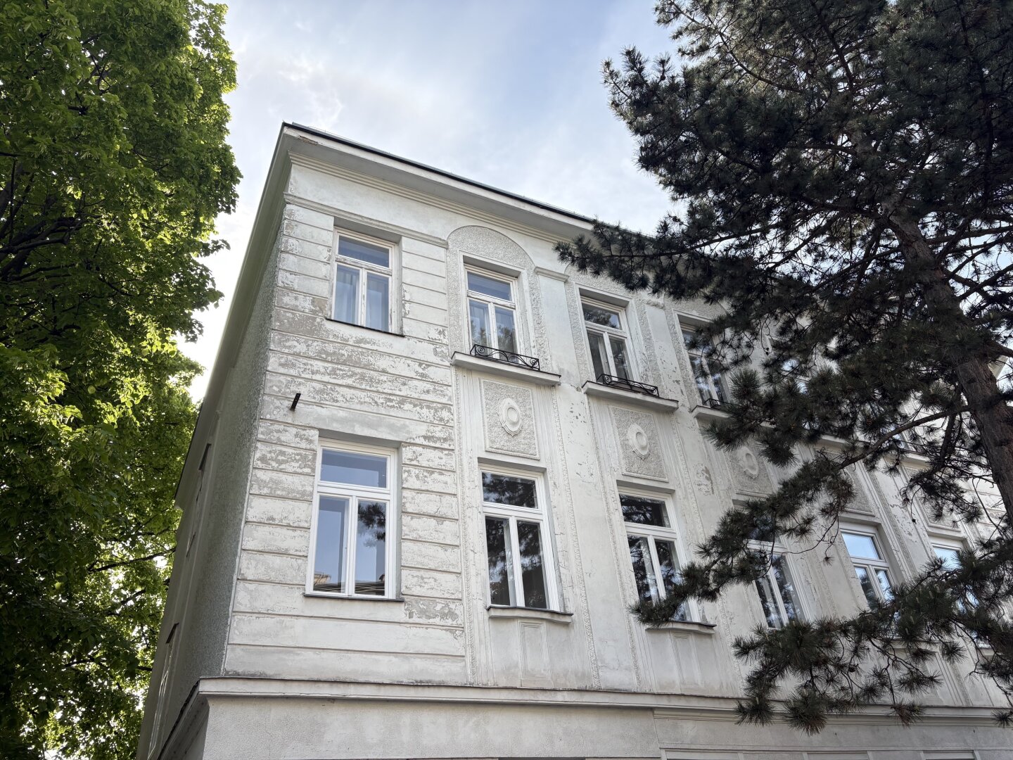 WUNDERSCHÖN SANIERTE 3 ZIMMER MIT HOFSEITIGEM SCHLAFZIMMER