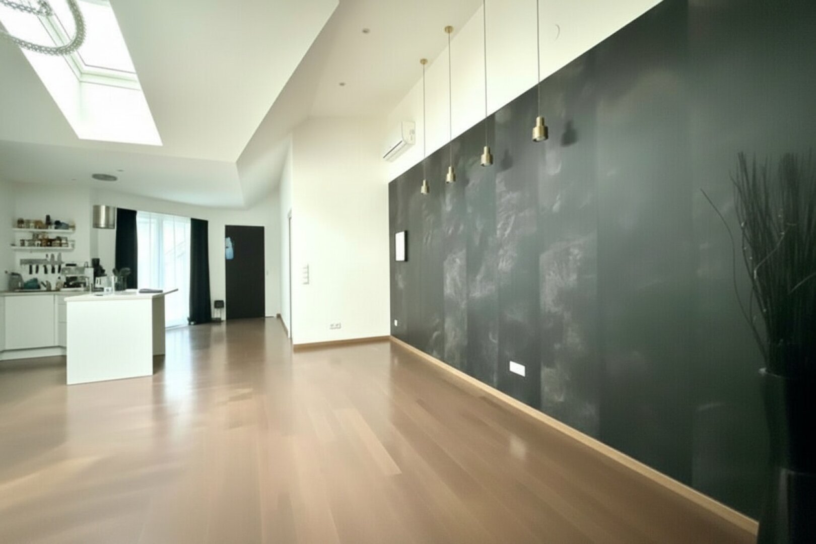 Alles auf einer Ebene: Außergewöhnliche Dachgeschoßwohnung mit Terrassen in Hofruhelage