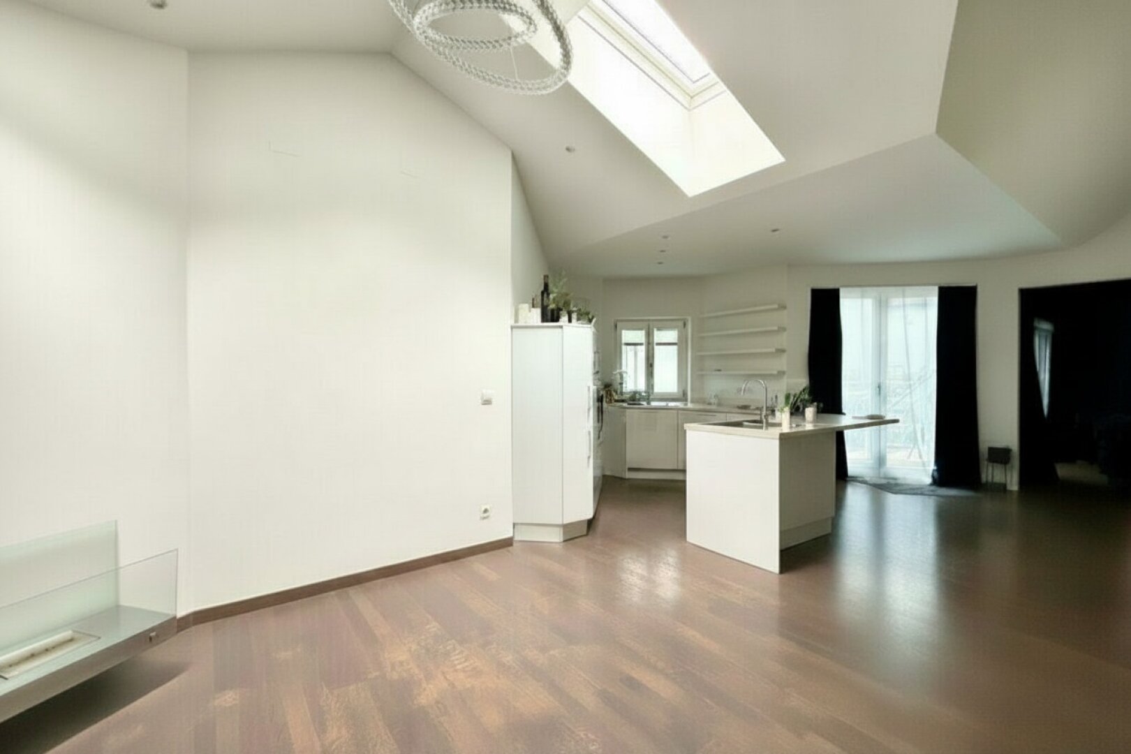 Alles auf einer Ebene: Außergewöhnliche Dachgeschoßwohnung mit Terrassen in Hofruhelage