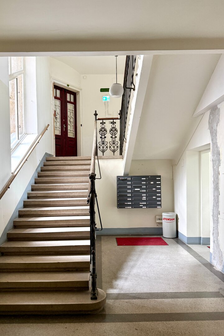 Alles auf einer Ebene: Außergewöhnliche Dachgeschoßwohnung mit Terrassen in Hofruhelage