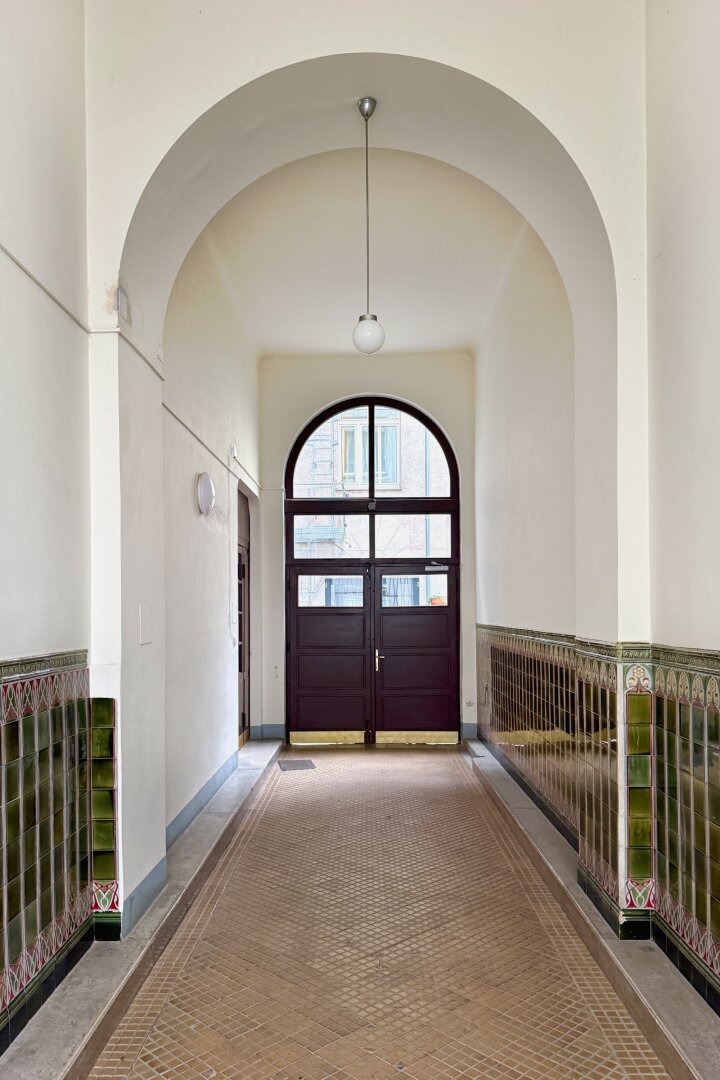 Alles auf einer Ebene: Außergewöhnliche Dachgeschoßwohnung mit Terrassen in Hofruhelage
