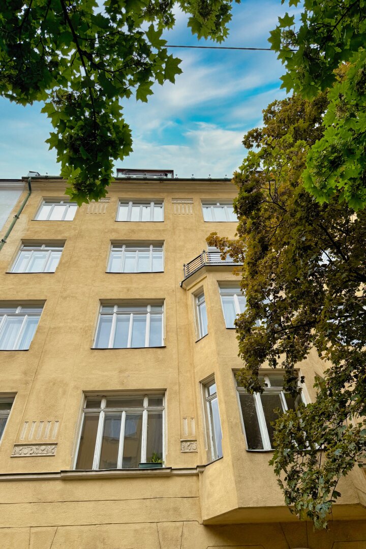 Alles auf einer Ebene: Außergewöhnliche Dachgeschoßwohnung mit Terrassen in Hofruhelage