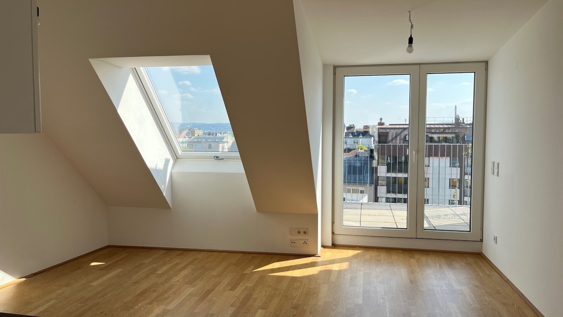 klimatisierte Dachgeschoss 2-Zimmer Wohnung mit zwei Balkone!