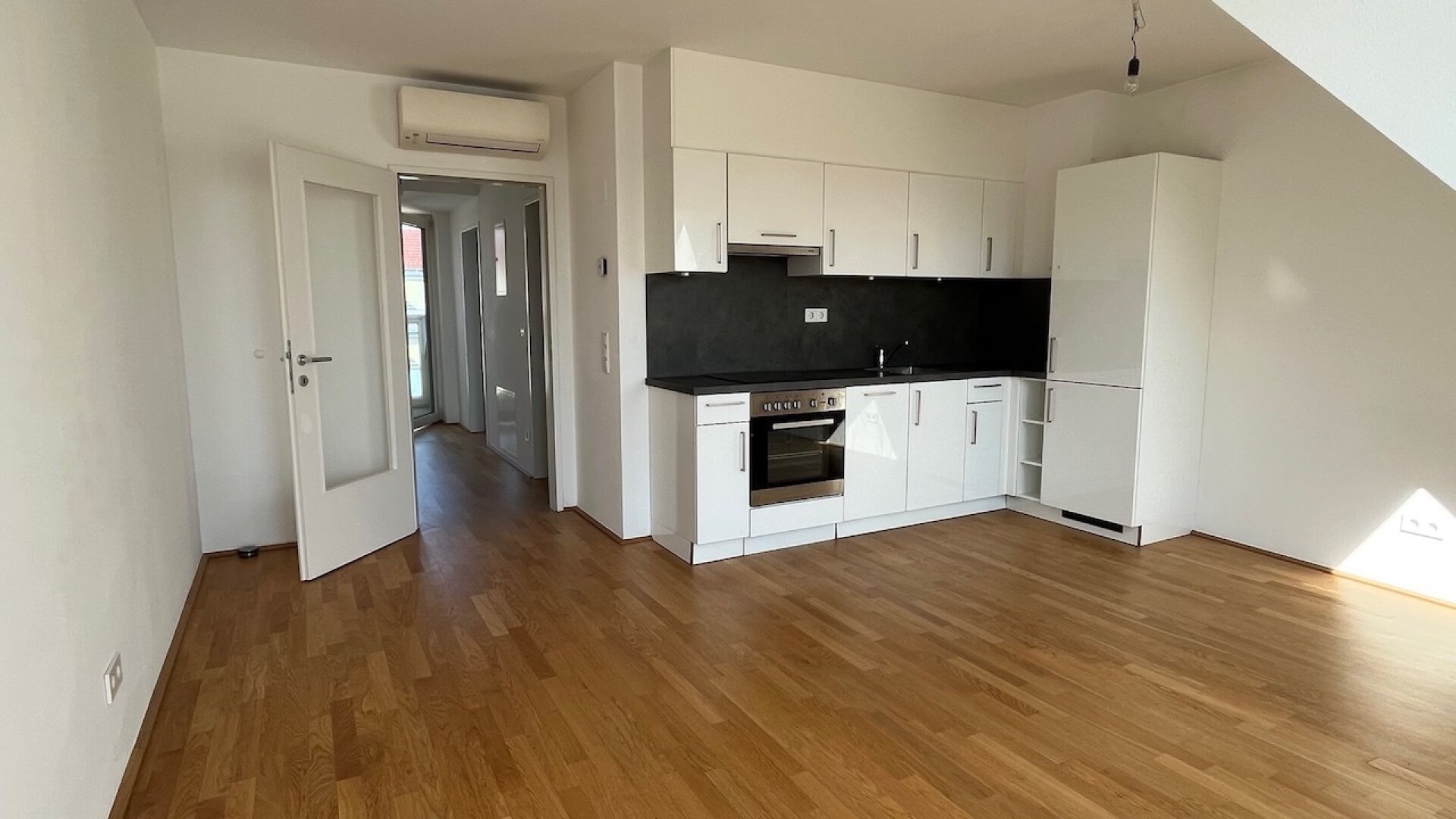 klimatisierte Dachgeschoss 2-Zimmer Wohnung mit zwei Balkone!