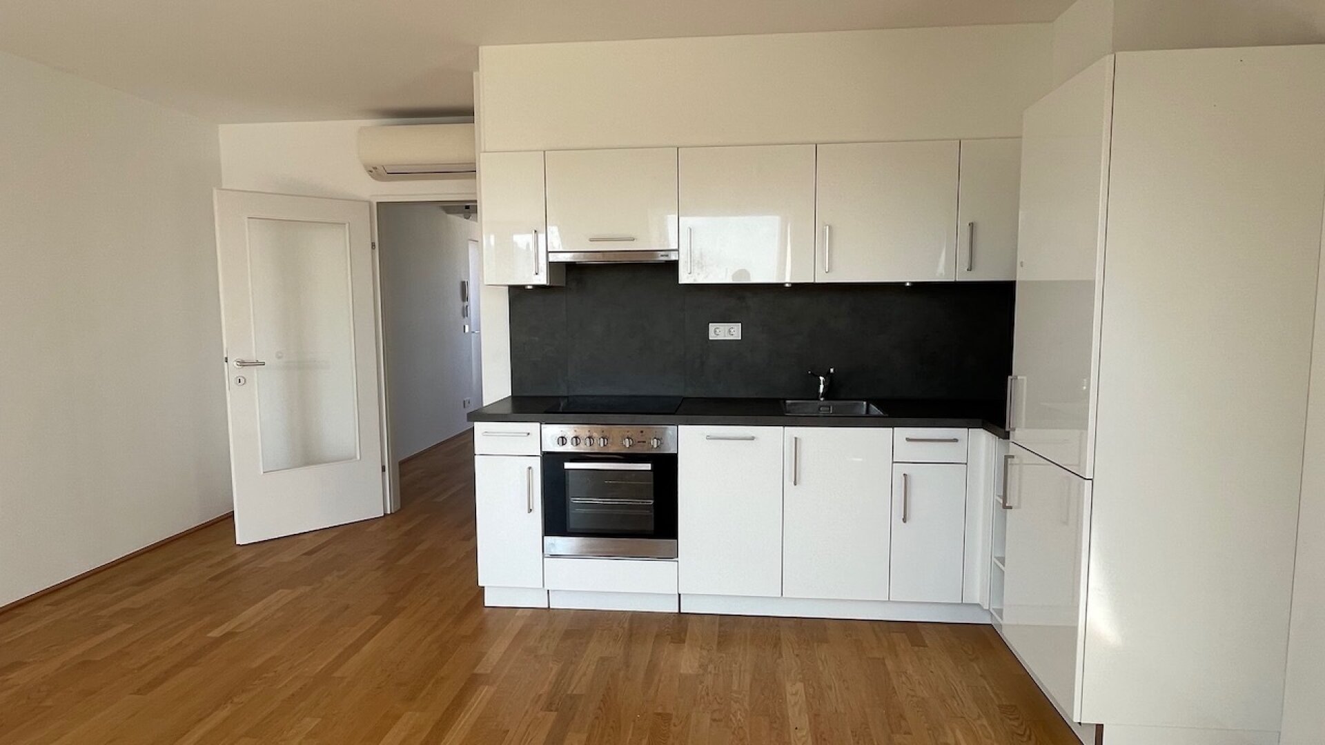 klimatisierte Dachgeschoss 2-Zimmer Wohnung mit zwei Balkone!