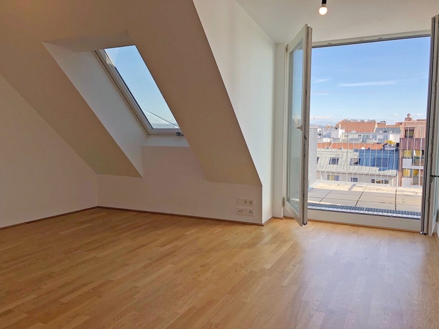 klimatisierte Dachgeschoss 2-Zimmer Wohnung mit zwei Balkone!