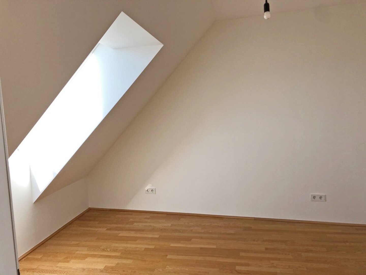 klimatisierte Dachgeschoss 2-Zimmer Wohnung mit zwei Balkone!