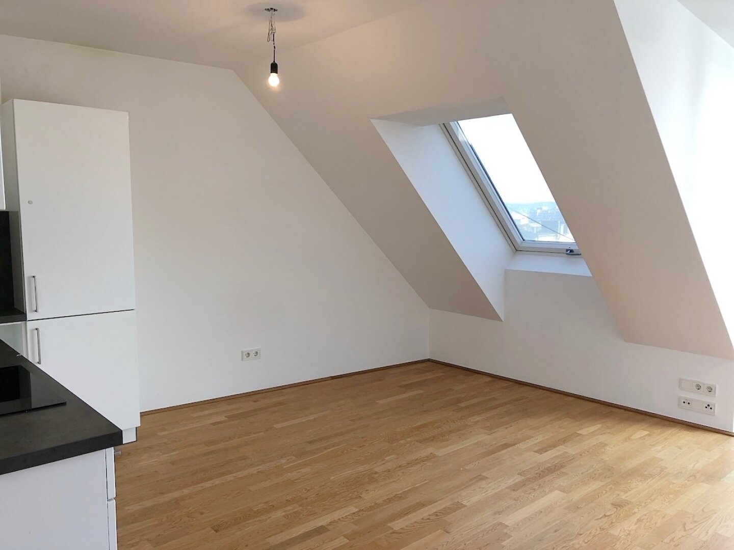 klimatisierte Dachgeschoss 2-Zimmer Wohnung mit zwei Balkone!