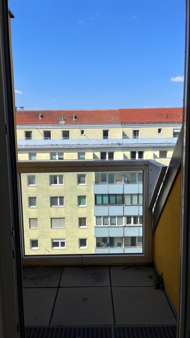 klimatisierte Dachgeschoss 2-Zimmer Wohnung mit zwei Balkone!