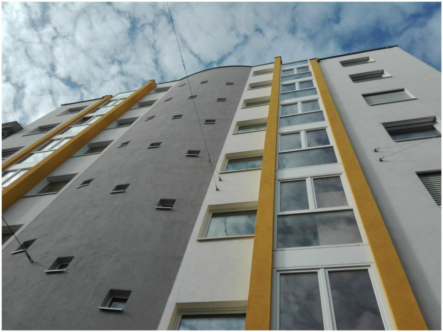 klimatisierte Dachgeschoss 2-Zimmer Wohnung mit zwei Balkone!