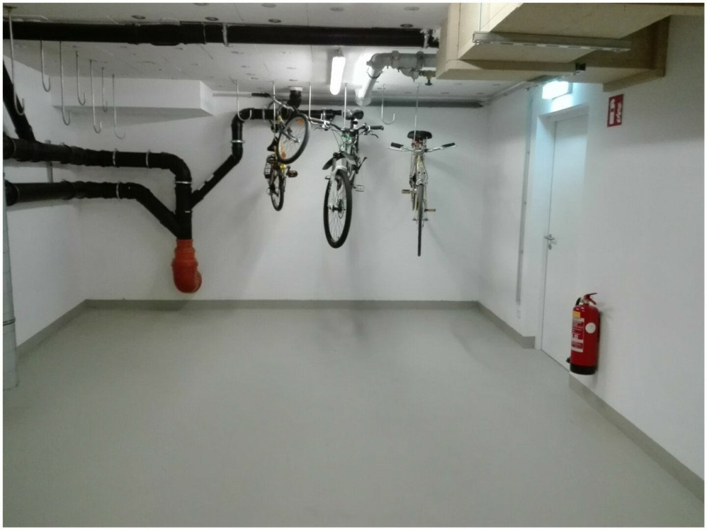 klimatisierte Dachgeschoss 2-Zimmer Wohnung mit zwei Balkone!