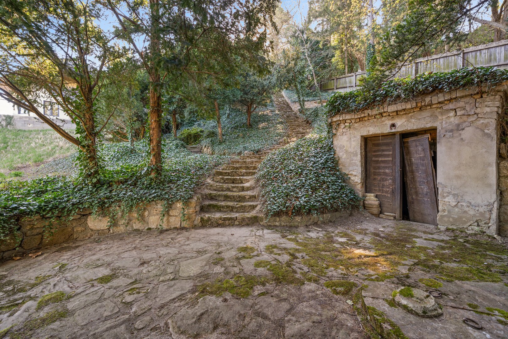 Großzügiges Anwesen mit WEITBLICK, historischer Weinpresse, Erdkellern und vielfältigen Nutzungsperspektiven
