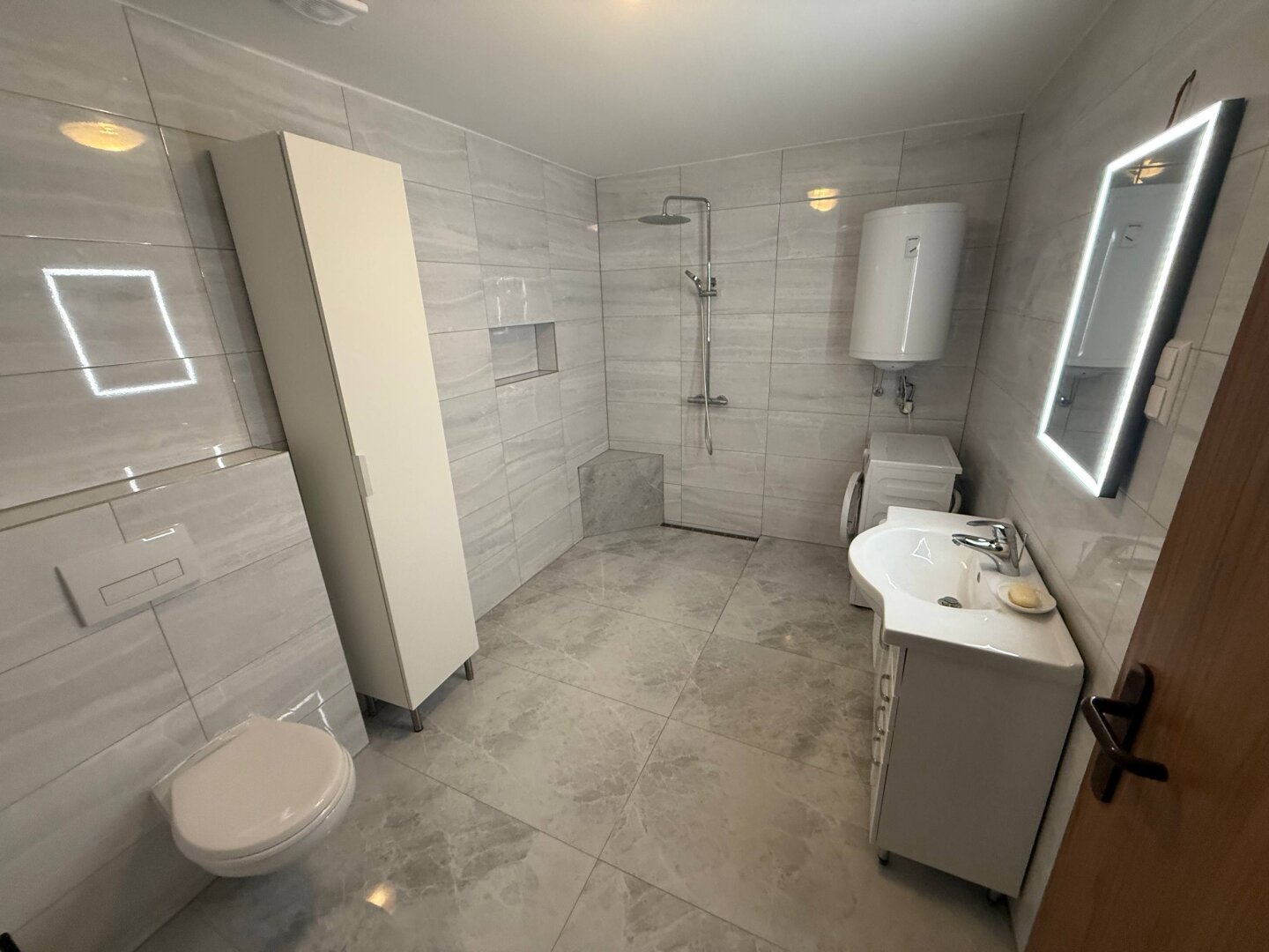 Helle 2-Zimmer-Wohnung mit großer Terrasse – ruhige Lage in Hainburg