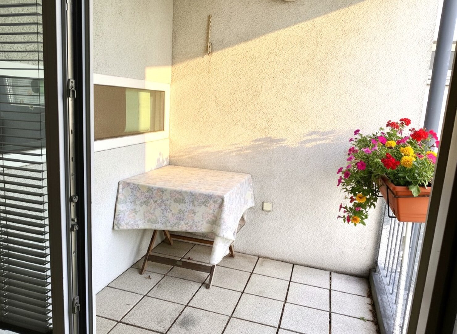 Moderne 2-Zimmer Wohnung mit Loggia und Garage – Top Lage!