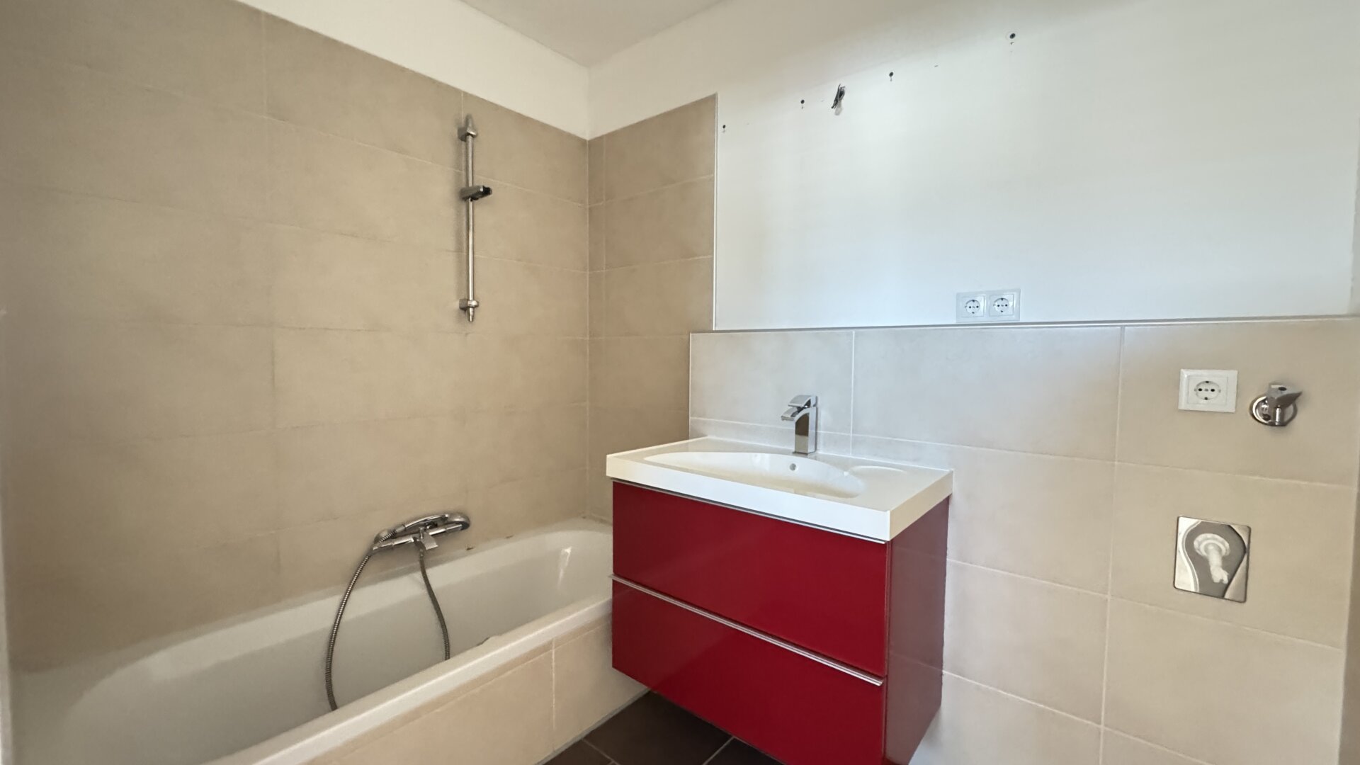 Neuwertige 2-Zi Gartenwohnung mit Terrasse & Garage in Seewalchen am Attersee, 50m²,