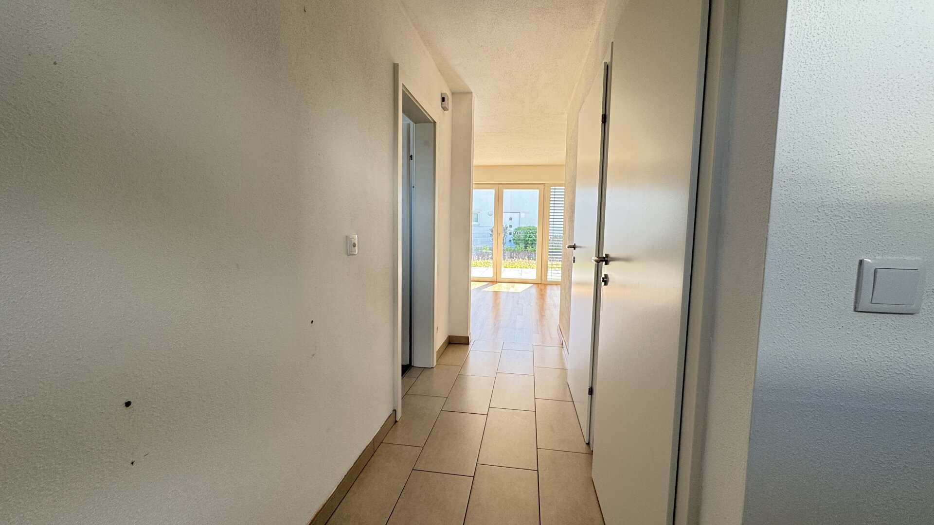 Neuwertige 2-Zi Gartenwohnung mit Terrasse & Garage in Seewalchen am Attersee, 50m²,