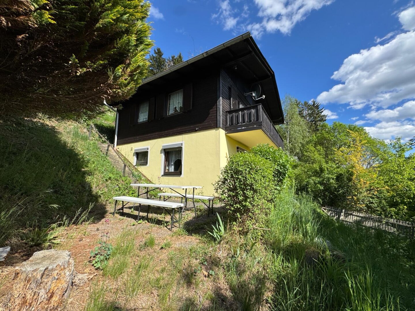 Haus in Hanglage mit gemütlichem Kachelofen