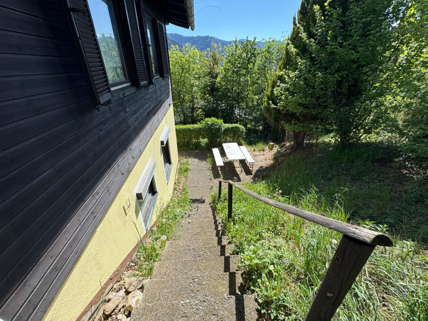 Haus in Hanglage mit gemütlichem Kachelofen