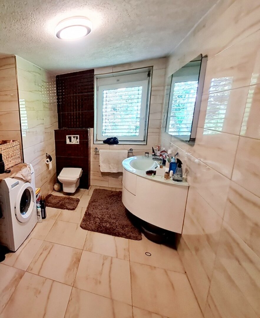 Top Rendite: Vollsaniertes Zinshaus ! 4 gut vermietete Wohnungen ! Zusätzlich ca 650m² Baugrund !