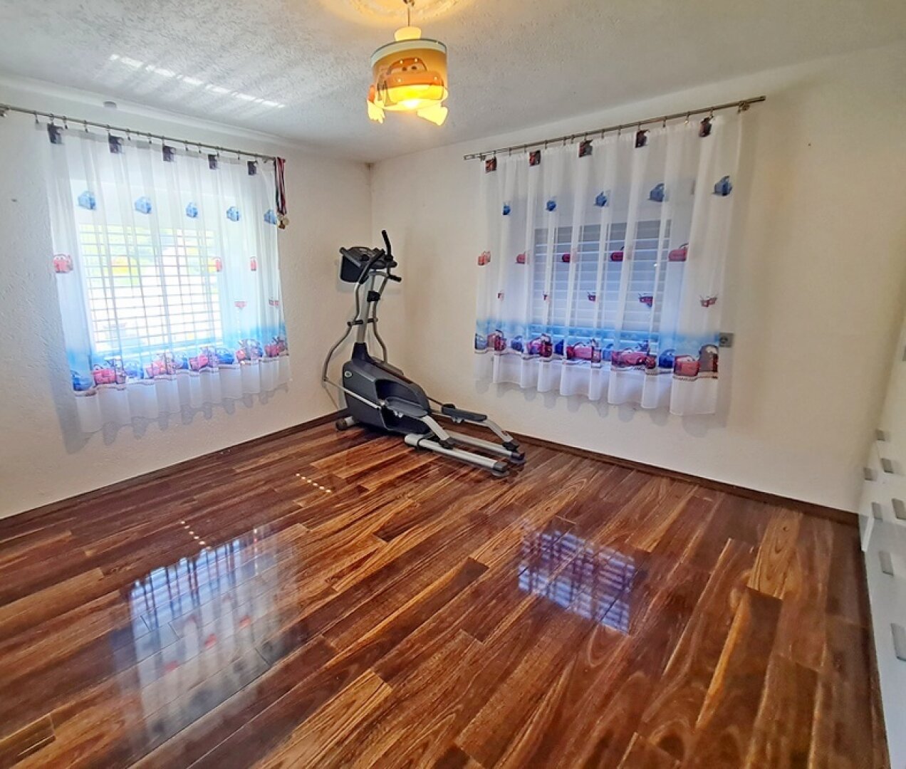 Top Rendite: Vollsaniertes Zinshaus ! 4 gut vermietete Wohnungen ! Zusätzlich ca 650m² Baugrund !