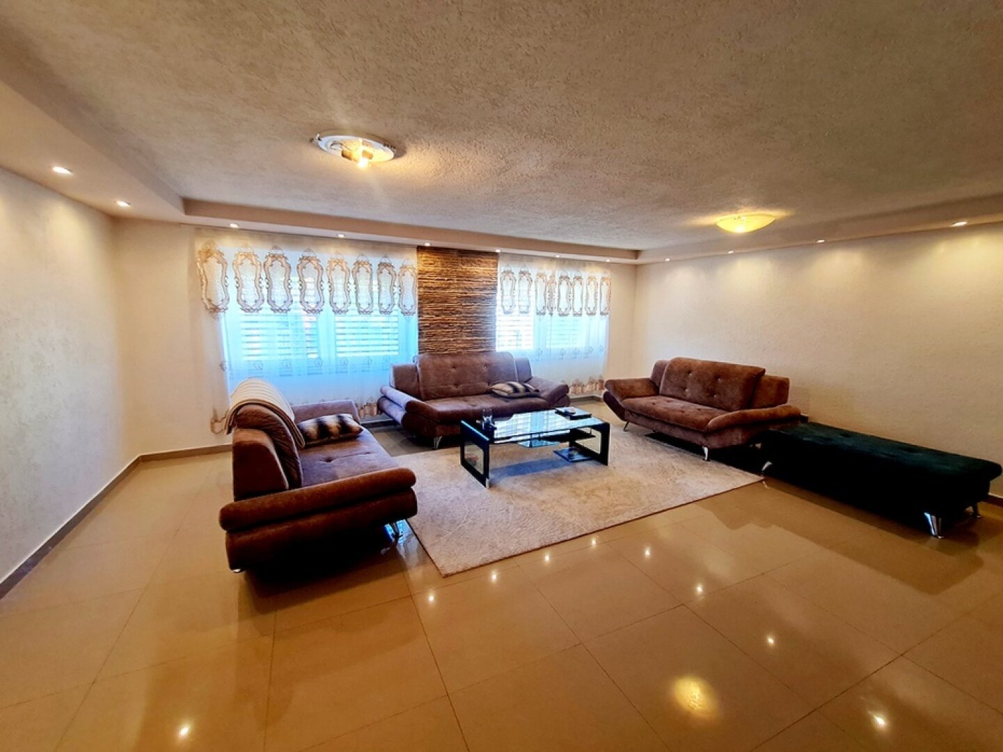 Top Rendite: Vollsaniertes Zinshaus ! 4 gut vermietete Wohnungen ! Zusätzlich ca 650m² Baugrund !