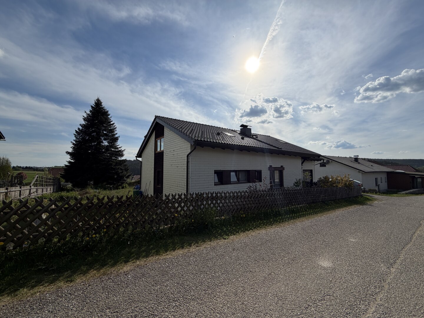 Einfamilienhaus mit großem Garten und begonnenen Modernisierungsmaßnahmen