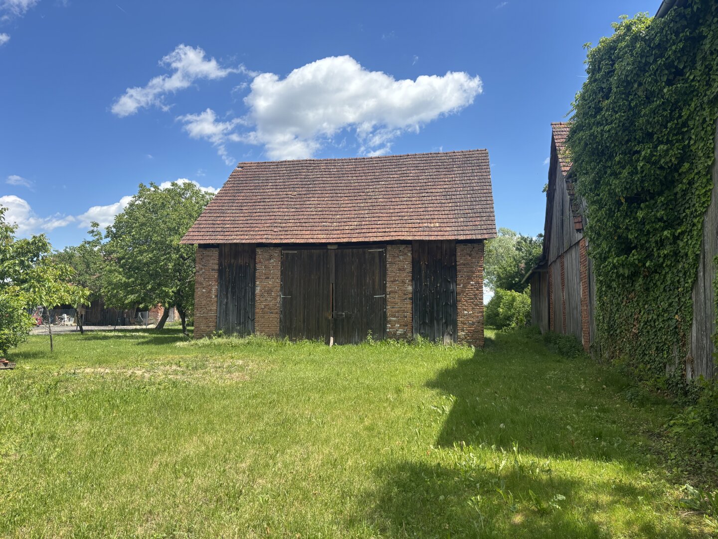 ** ORIGINAL, RUSTIKAL, WOHNLICH **  Strem !! Gepflegtes Wohnhaus in zentraler Ortslage mit Nebengebäuden und ansprechendem Grundstück mit ca. 4.300 m2 !!