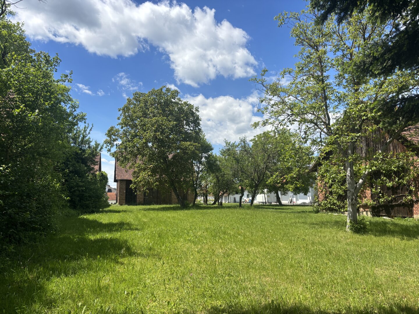 ** ORIGINAL, RUSTIKAL, WOHNLICH **  Strem !! Gepflegtes Wohnhaus in zentraler Ortslage mit Nebengebäuden und ansprechendem Grundstück mit ca. 4.300 m2 !!