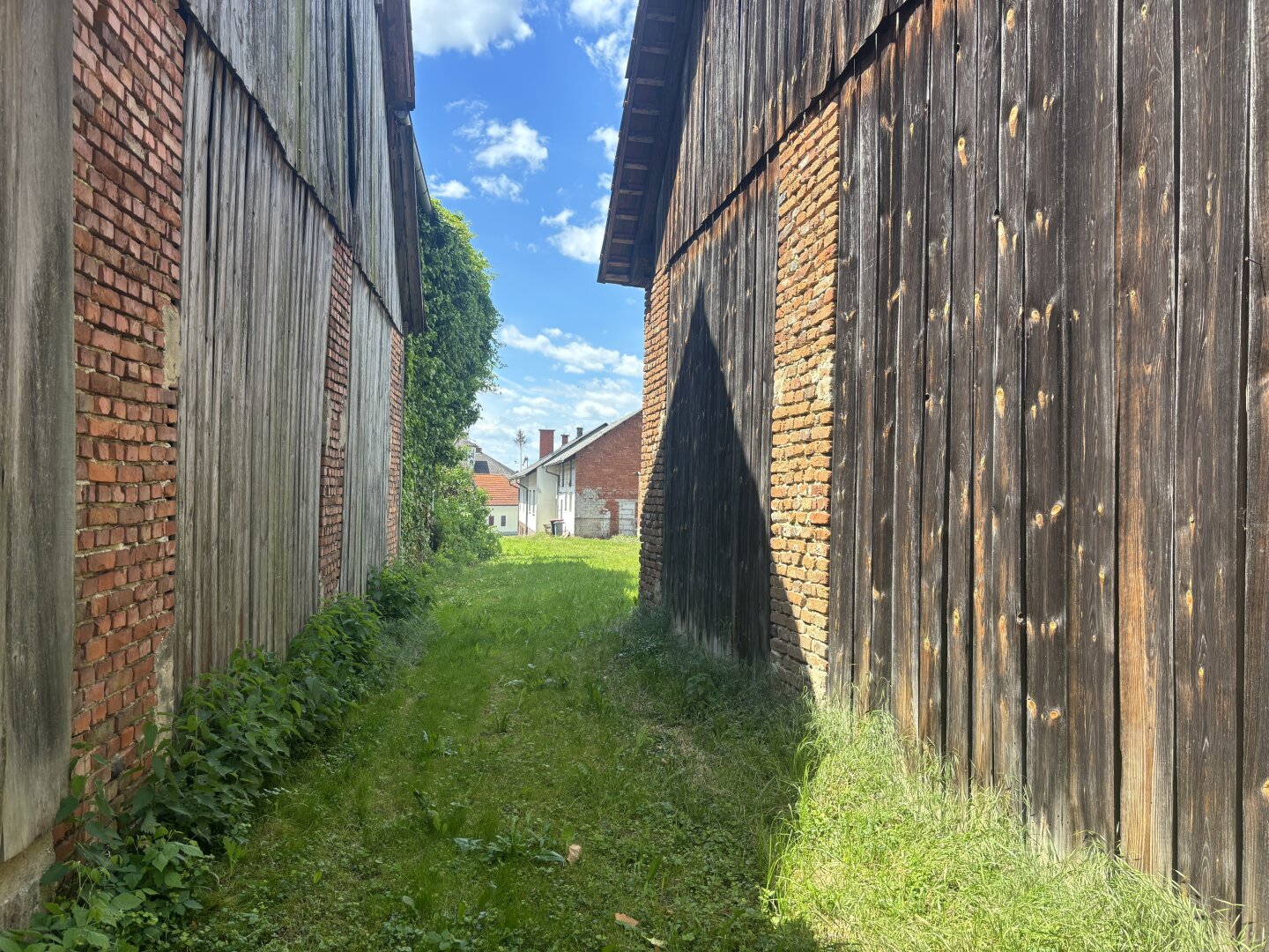 ** ORIGINAL, RUSTIKAL, WOHNLICH **  Strem !! Gepflegtes Wohnhaus in zentraler Ortslage mit Nebengebäuden und ansprechendem Grundstück mit ca. 4.300 m2 !!