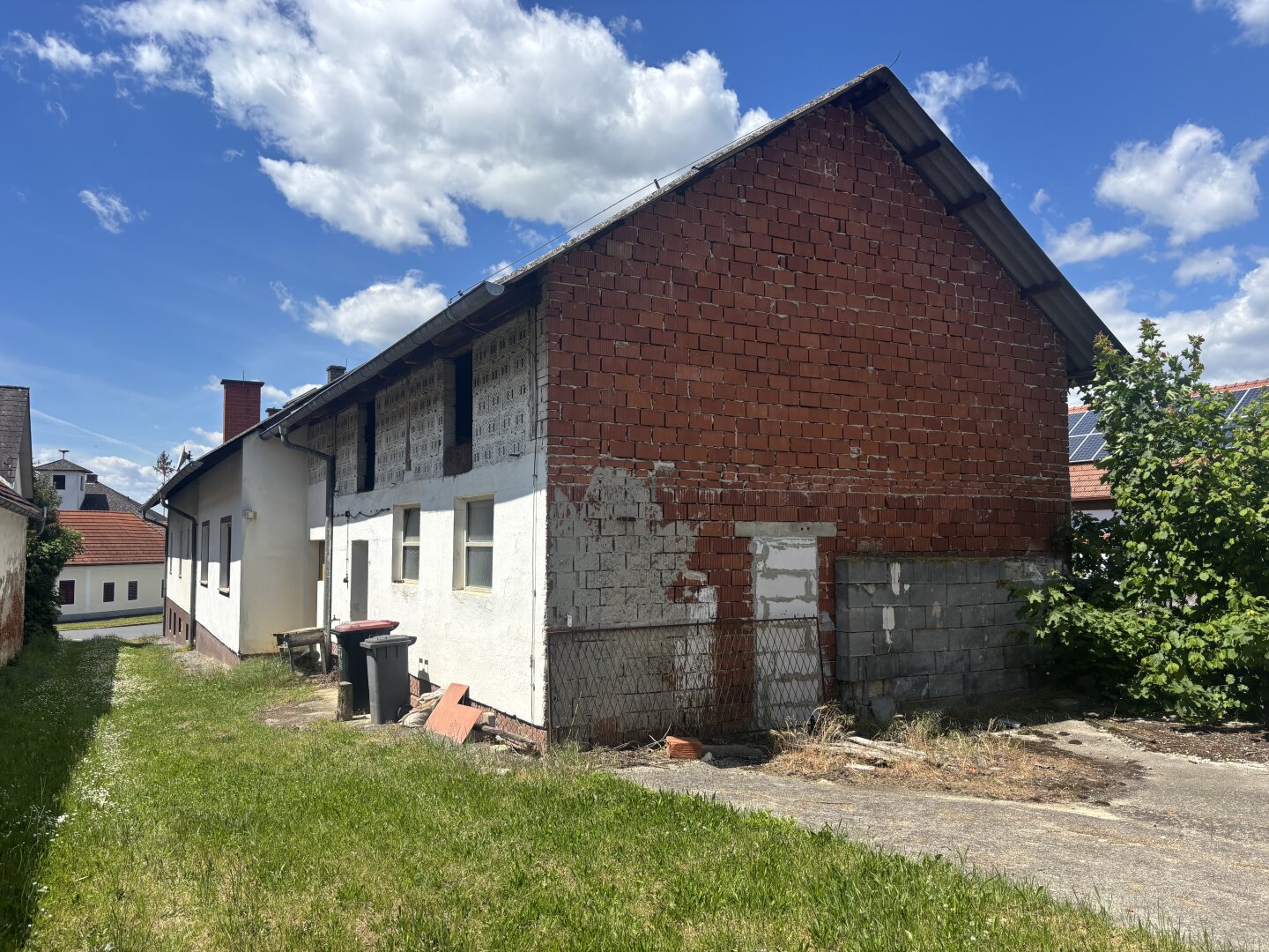 ** ORIGINAL, RUSTIKAL, WOHNLICH **  Strem !! Gepflegtes Wohnhaus in zentraler Ortslage mit Nebengebäuden und ansprechendem Grundstück mit ca. 4.300 m2 !!