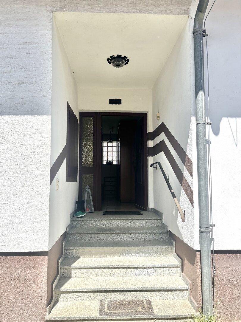 ** ORIGINAL, RUSTIKAL, WOHNLICH **  Strem !! Gepflegtes Wohnhaus in zentraler Ortslage mit Nebengebäuden und ansprechendem Grundstück mit ca. 4.300 m2 !!