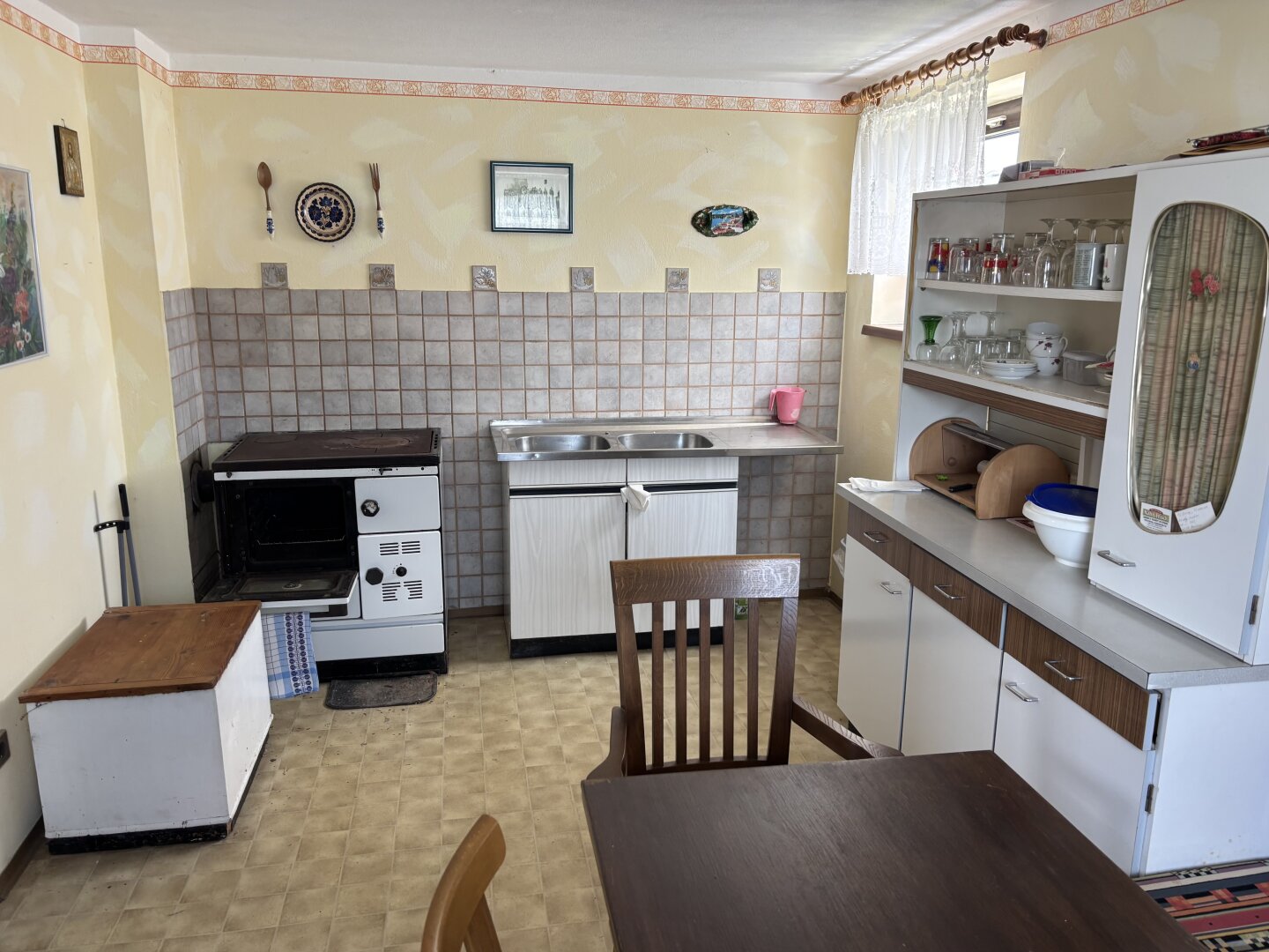** ORIGINAL, RUSTIKAL, WOHNLICH **  Strem !! Gepflegtes Wohnhaus in zentraler Ortslage mit Nebengebäuden und ansprechendem Grundstück mit ca. 4.300 m2 !!