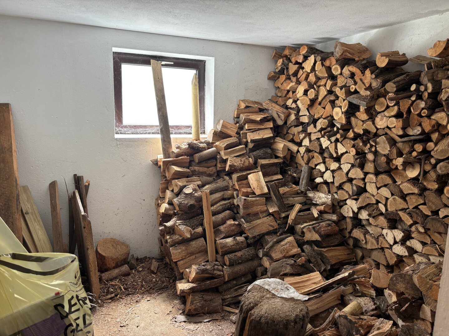 ** ORIGINAL, RUSTIKAL, WOHNLICH **  Strem !! Gepflegtes Wohnhaus in zentraler Ortslage mit Nebengebäuden und ansprechendem Grundstück mit ca. 4.300 m2 !!